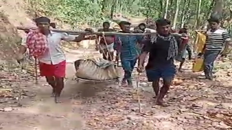 health Minister home area villager performed last rites by keeping dead body on cot for 7 KM Due to lack of ro