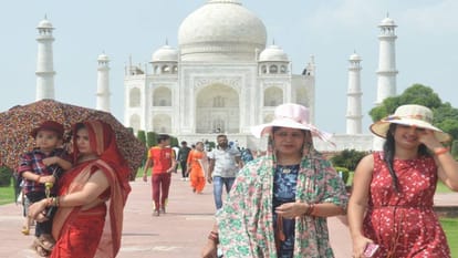 ताजमहल पर तेज धूप व गर्मी से परेशान दिखे पर्यटक।