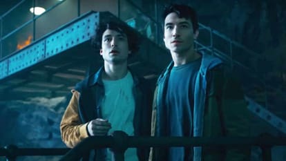 The Flash Review in Hindi DC Comics Universe DCCU Ezra Miller Michael Keaton Sasha Calle Kiersey Clemons