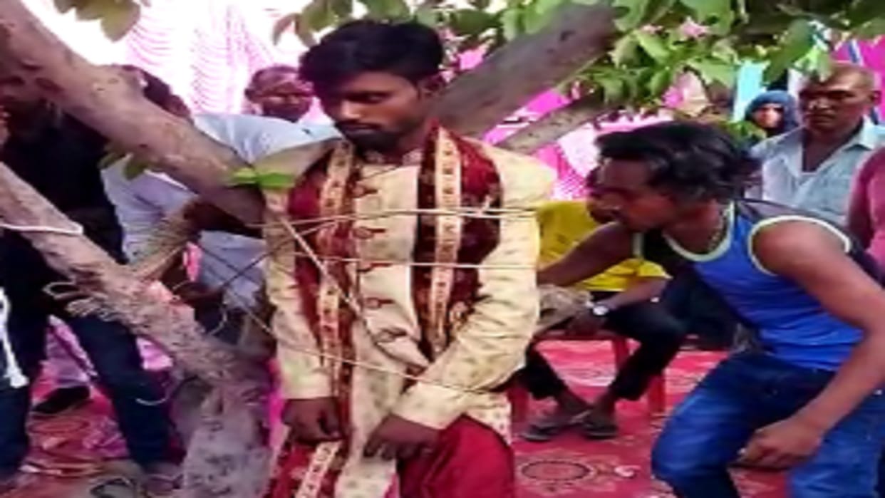 On demanding dowry the groom was tied to a tree baratis were also made hostage