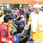 श्रीनगर में छात्रों से मिलते एलजी मनोज सिन्हा