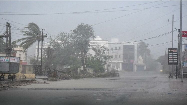 Cyclone Biparjoy: पाकिस्तान के ऊपर कमजोर पड़ा चक्रवाती तूफान ‘बिपरजॉय’, गुजरात में छोड़ गया तबाही के निशान