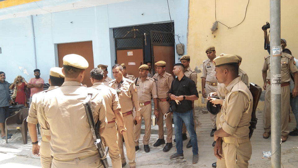 constable committed suicide in a room in Moradabad's Buddhi Vihar