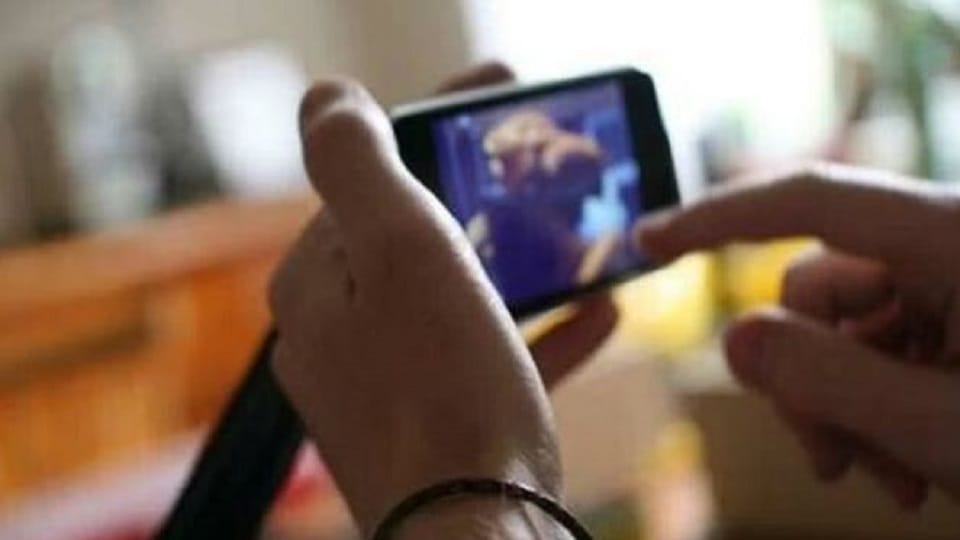 Husband killed wife after see a photo in mobile