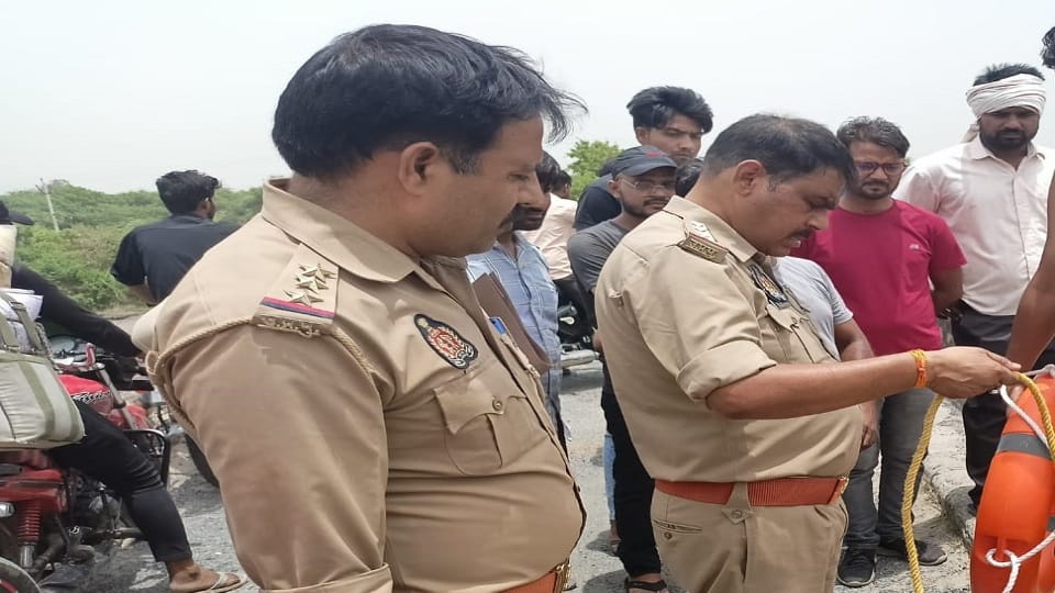 Dead body of young man found after 24 hours Wife broke mobile jumped into canal by sending live location