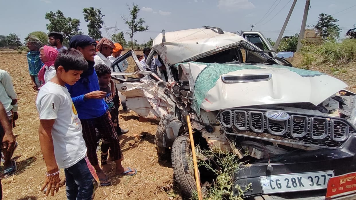 Chhattisgarh Congress Secretary and his wife including three injured in bus-car collision in mungeli