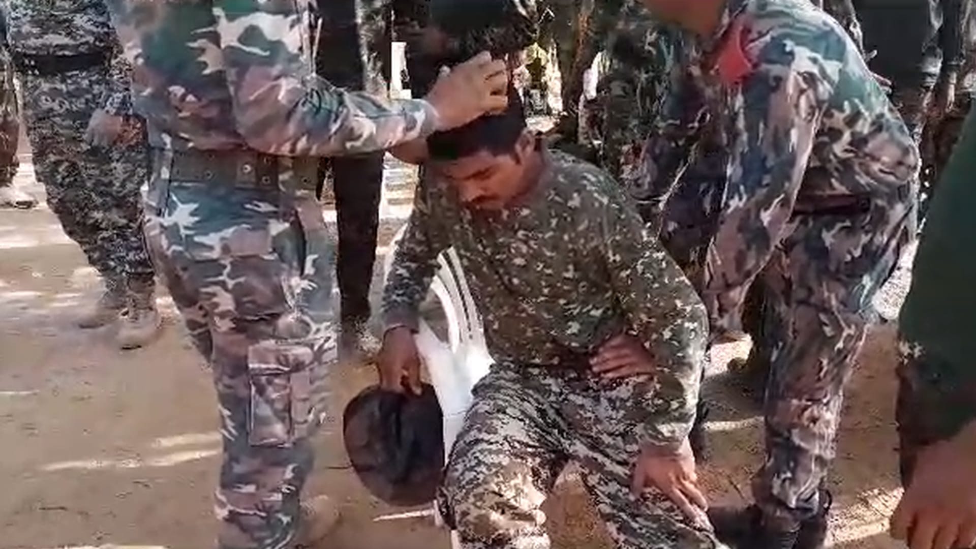 बस्तर फाइटर्स की ट्रेनिंग के दौरान आईईडी ब्लास्ट में पत्थर लगने से जवान घायल हो गए।