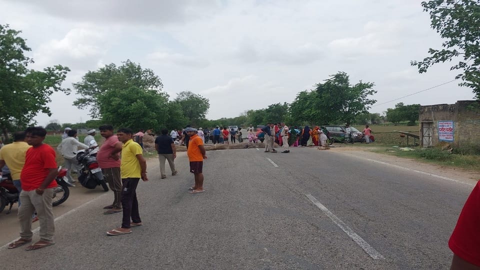 Krishna Nagar village descended on road to protest against opening of liquor contract in Rewari