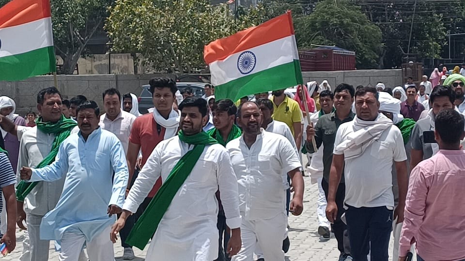 SP leaders met farmers protesting outside the office of Greno Authority