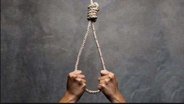 The businessman hanged himself in the hotel, the names of the policemen written in the suicide note