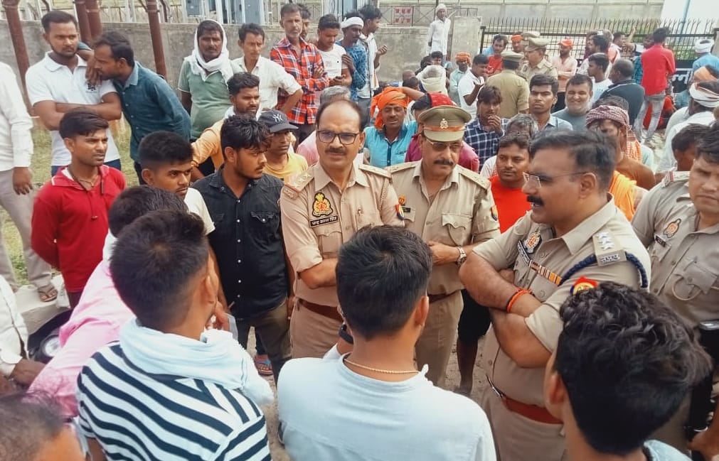 Lineman died due to electrocution, relatives jammed the dead body, CO Bighapur and SDO pacified the matter