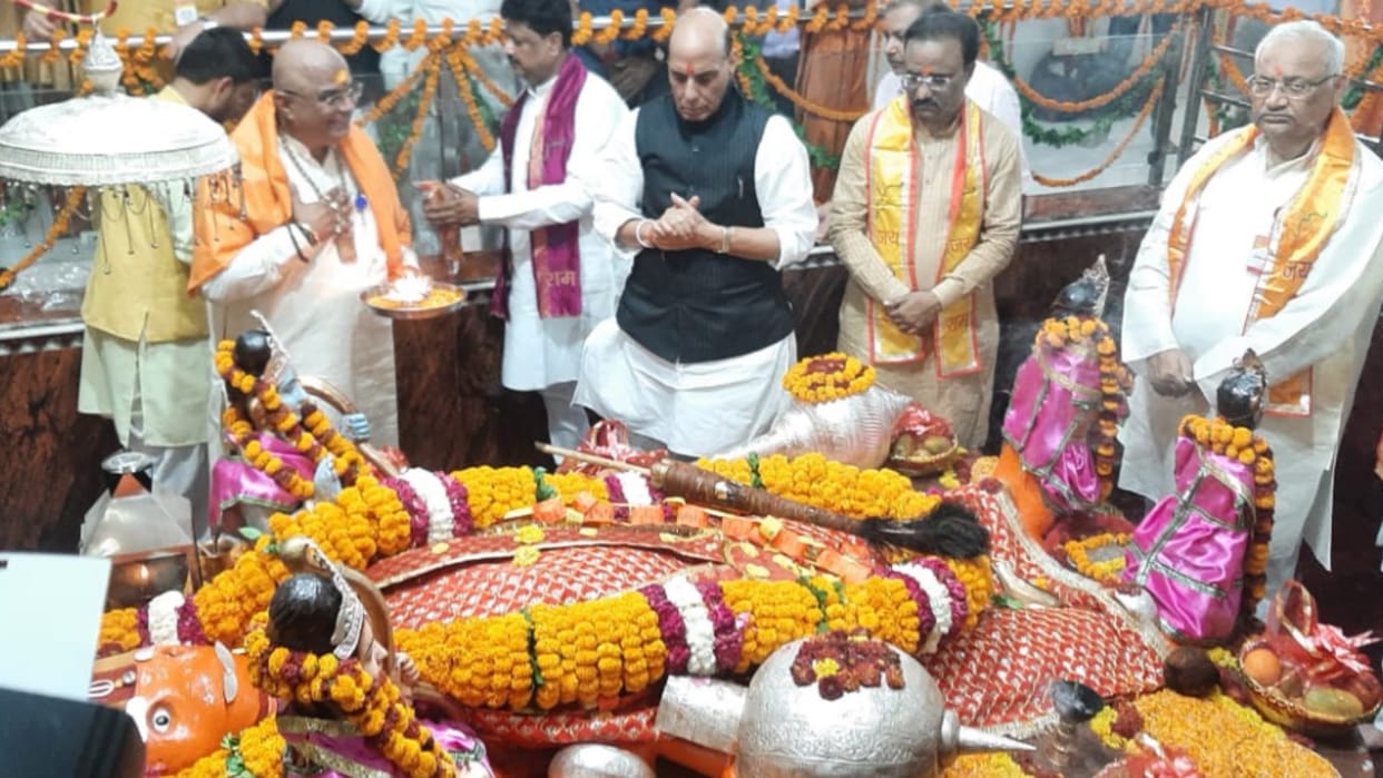 Lucknow News: Rajnath Singh reached Lucknow, visited Hanumanji and gave the message of development for all