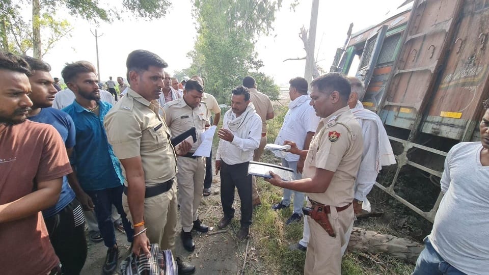 Truck and bike collided in Karnal, two youths died, crowd of villagers gathered on spot