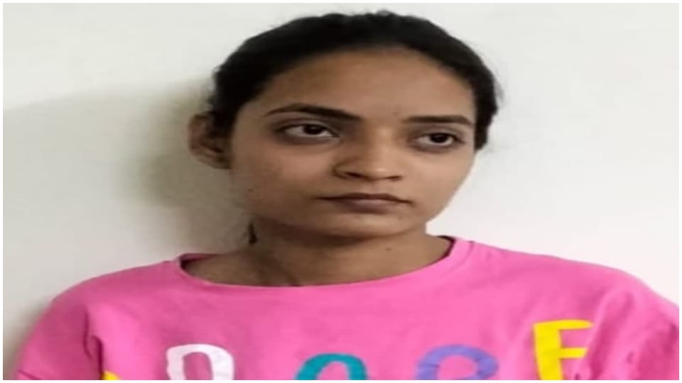 पुलिस गिरफ्त में आरोपी युवती।