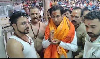 Former minister Jayawardhan Singh reached the door of Baba Mahakal