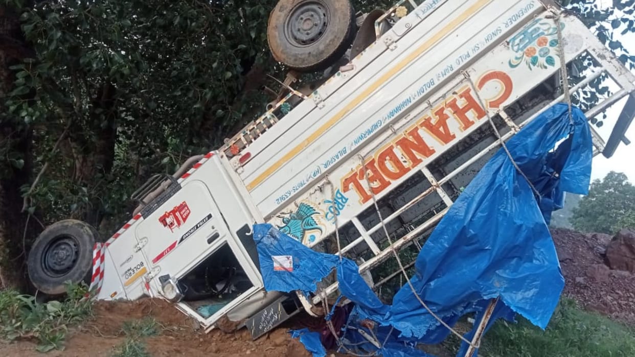 Mandi Accident News: Devotees vehicle overturned nine injured