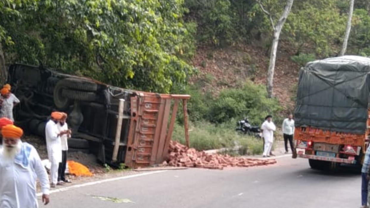 Two devotee going to Hemkund Sahib yatra crushed to death by truck near himachal haryana border