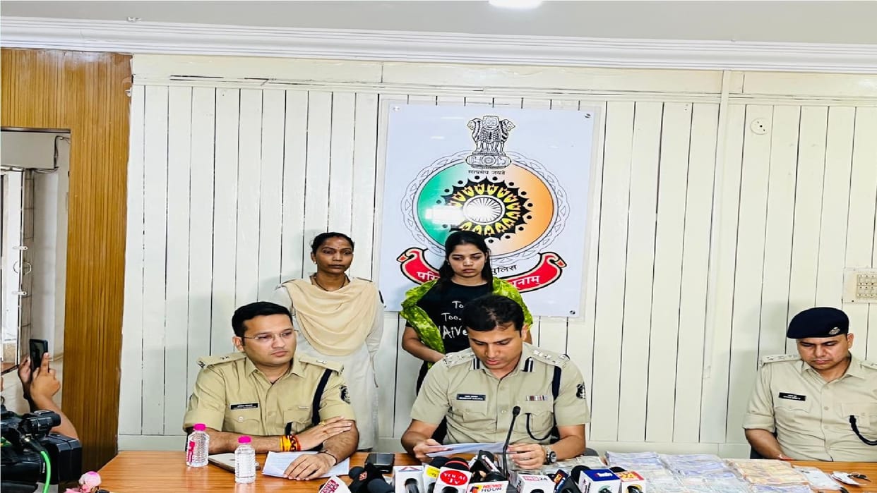 fraud on job in name of CG Forest Department, two accused arrested with girl in raipur