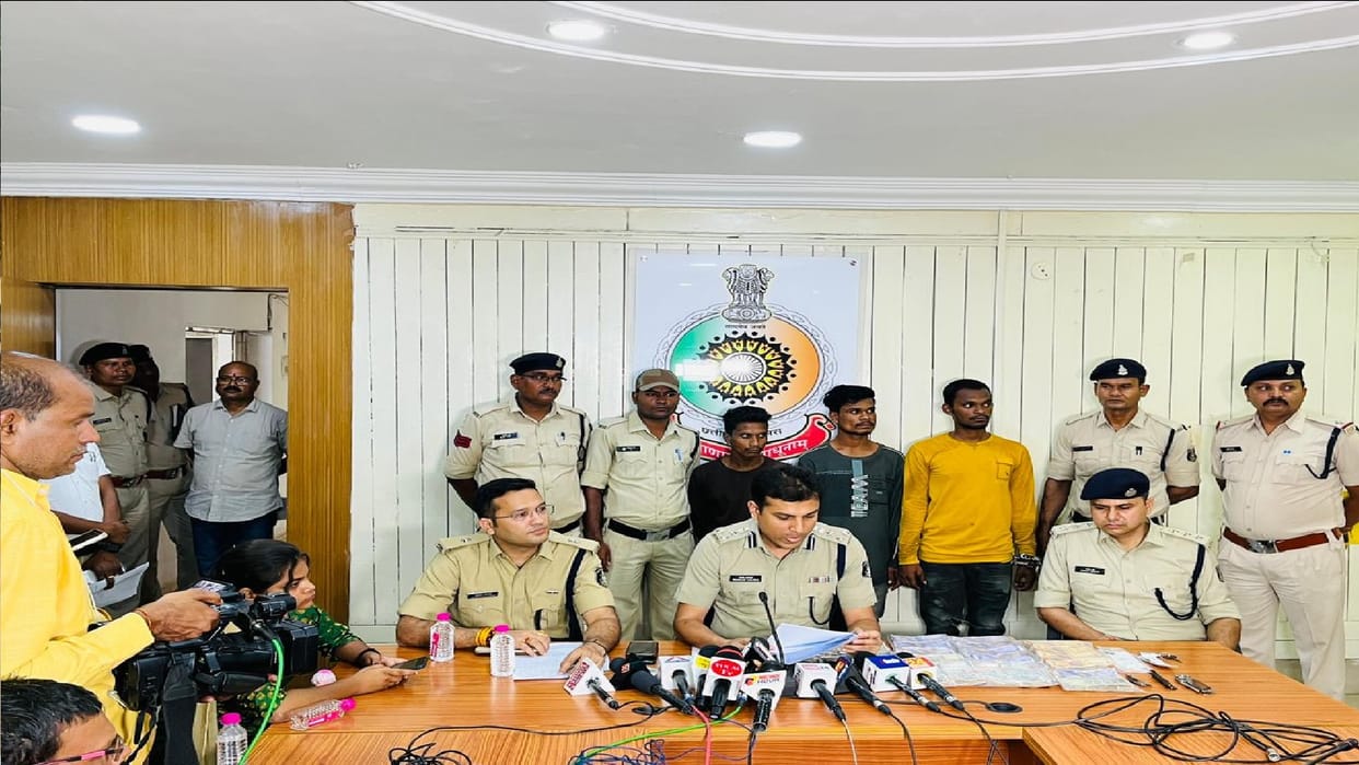 three accused arrested for looting 7.5 lakh rupees in raipur CG