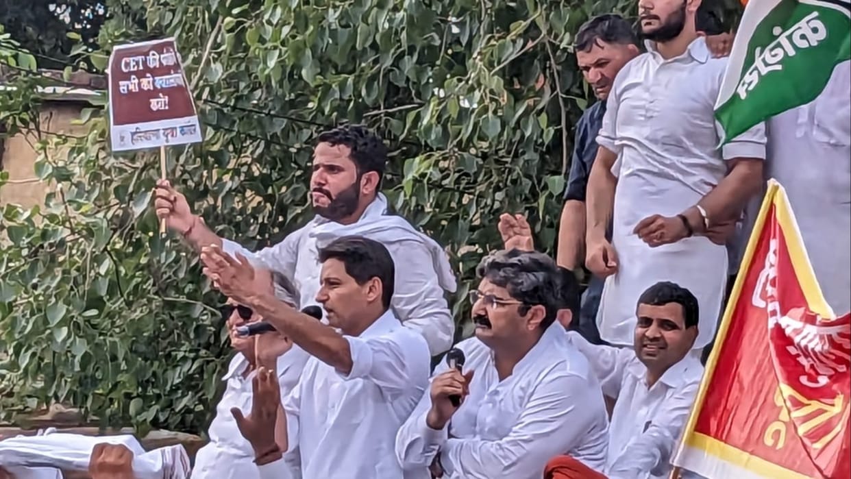 Congress along with the youth marched to the CM residence demanding that CET be made a qualifier