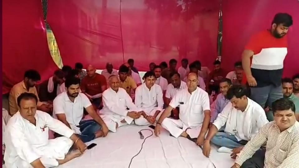 Street lights closed in Hansi, poor cleaning system, including chairman, sitting on dharna in NP office