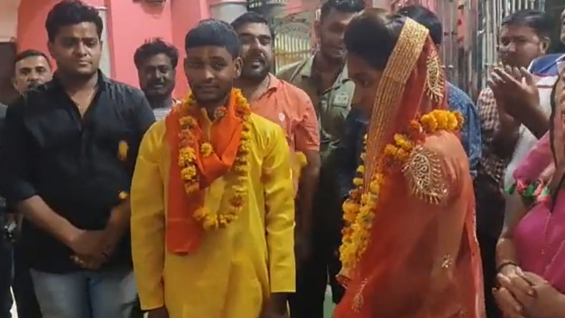 टीकमगढ़ में मुस्लिम युवक ने प्यार की खातिर धर्म बदल लिया।