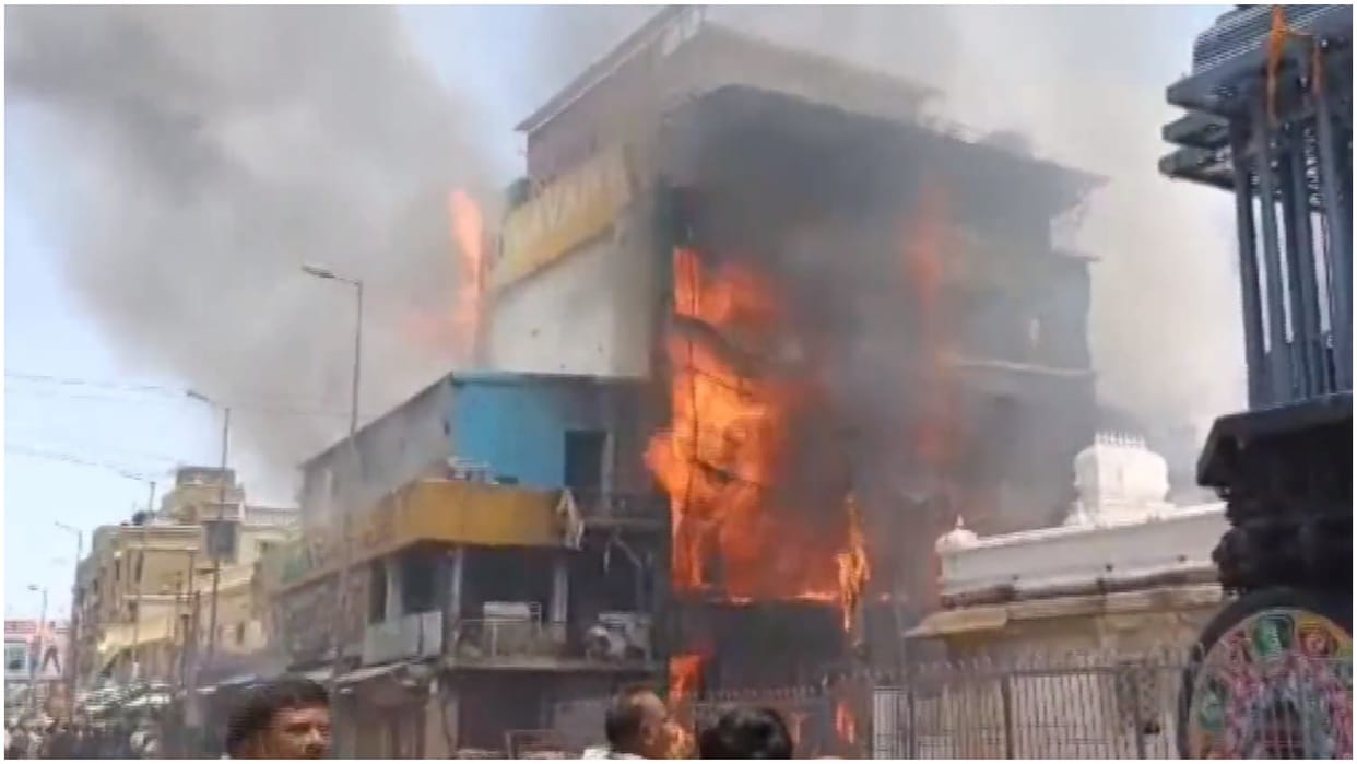 fire broke out in photo frames manufacturing unit located in building in Tirupati Updates