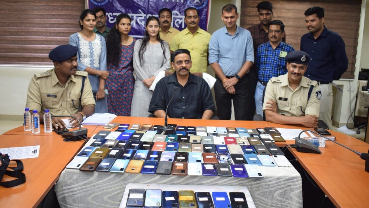 Ujjain News: Police distributed stolen mobile phones worth 22 lakhs