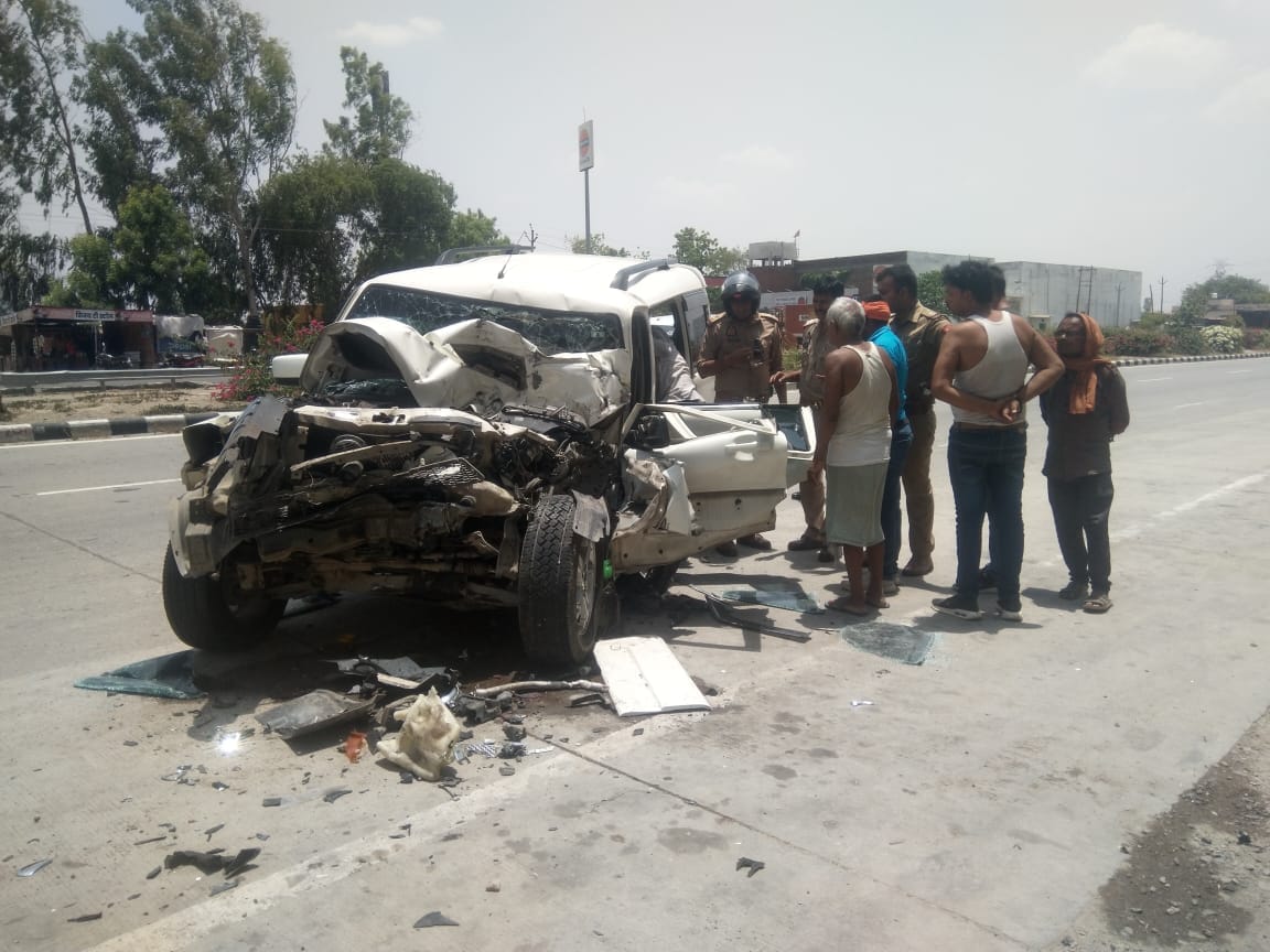 Scorpio rammed into container full of pilgrims returning from Vindhyachal 11 injured