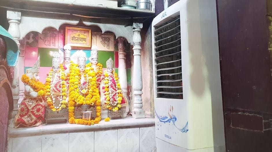 AC coolers were installed in tempels of varanasi due to scorching heat