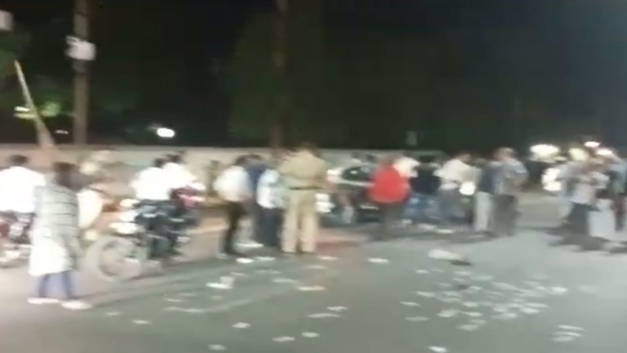 Woman blew 500-500 notes in front of police station in Neemuch; Allegations of demanding money on police
