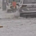सड़कों पर इस तरह भरा पानी।
