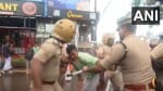 एबीवीपी कार्यकर्ताओं पर लाठी बरसाते पुलिसकर्मी