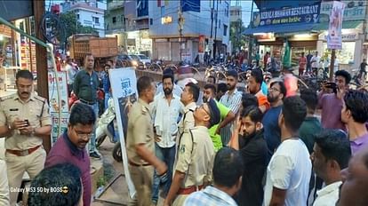 Jagdalpur: फिल्म आदिपुरुष के विरोध में हंगामा, सक्षम सनातन क्षेत्रीय मंच ने टॉकीज में लगे पोस्टर हटाए Protest against Adipurush in Jagdalpur