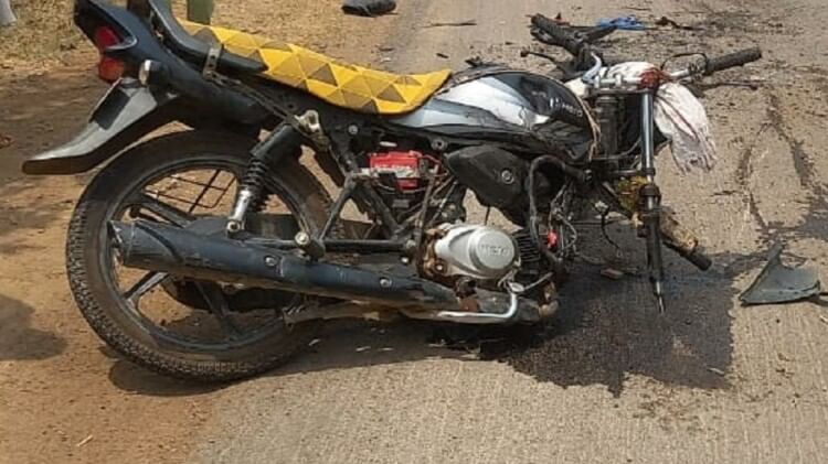 CG Road Accident: बाइक पर जा रहे थे दो भाई और एक दोस्त, अज्ञात वाहन ने मारी जोरदार टक्कर; तीनों की मौत