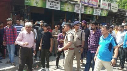 Uttarakhand: कालसी में बवाल... मुस्लिम व्यक्ति के पूजन सामग्री बेचने पर भड़की रूद्र सेना, बंद कराई दुकान Rudra Sena workers agitated over selling worship materials of particular religion Rudrasena founder Arrested