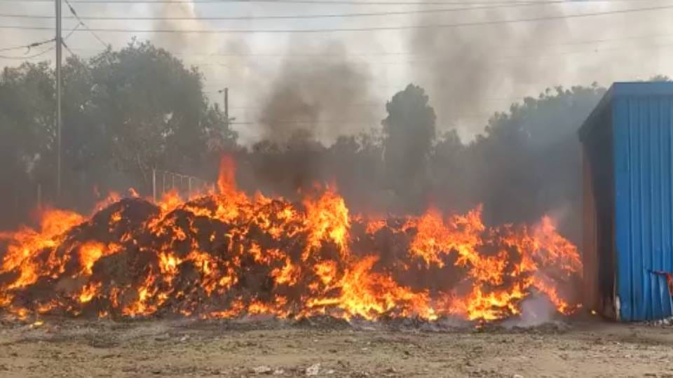 Stinky smoke spread due to fire in Leather Bank in Agra people have trouble breathing
