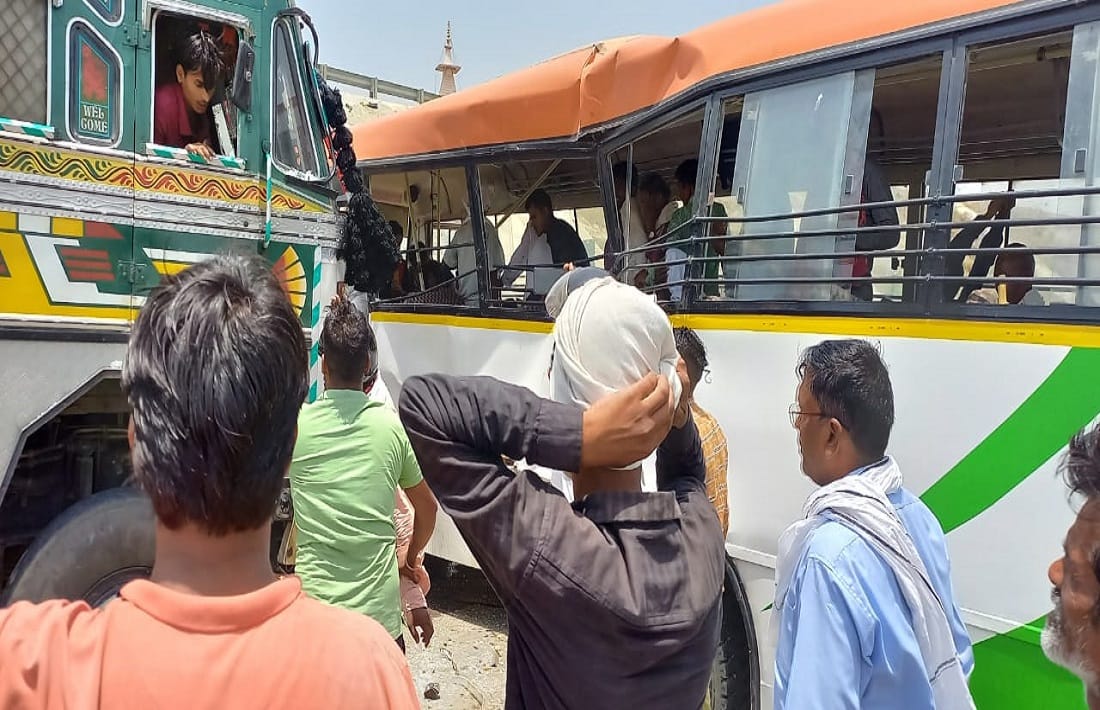 Old woman dies who injured in private bus and truck collision in azamgarh