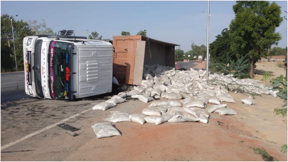 Bharatpur RTO team chased trailer then overturned officials fled leaving driver dead