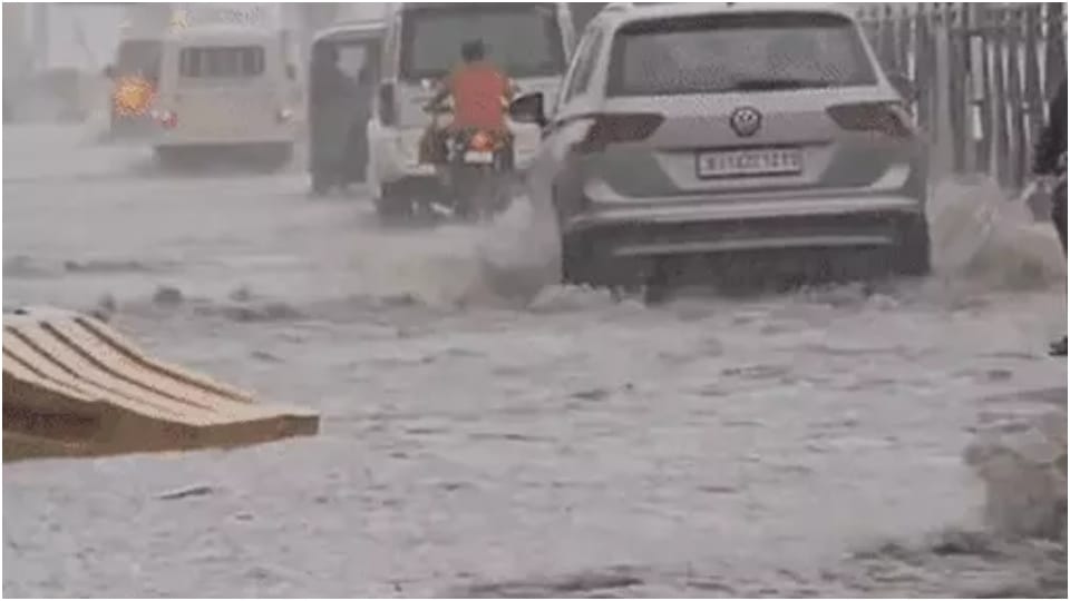 सड़कों पर इस तरह भरा पानी।