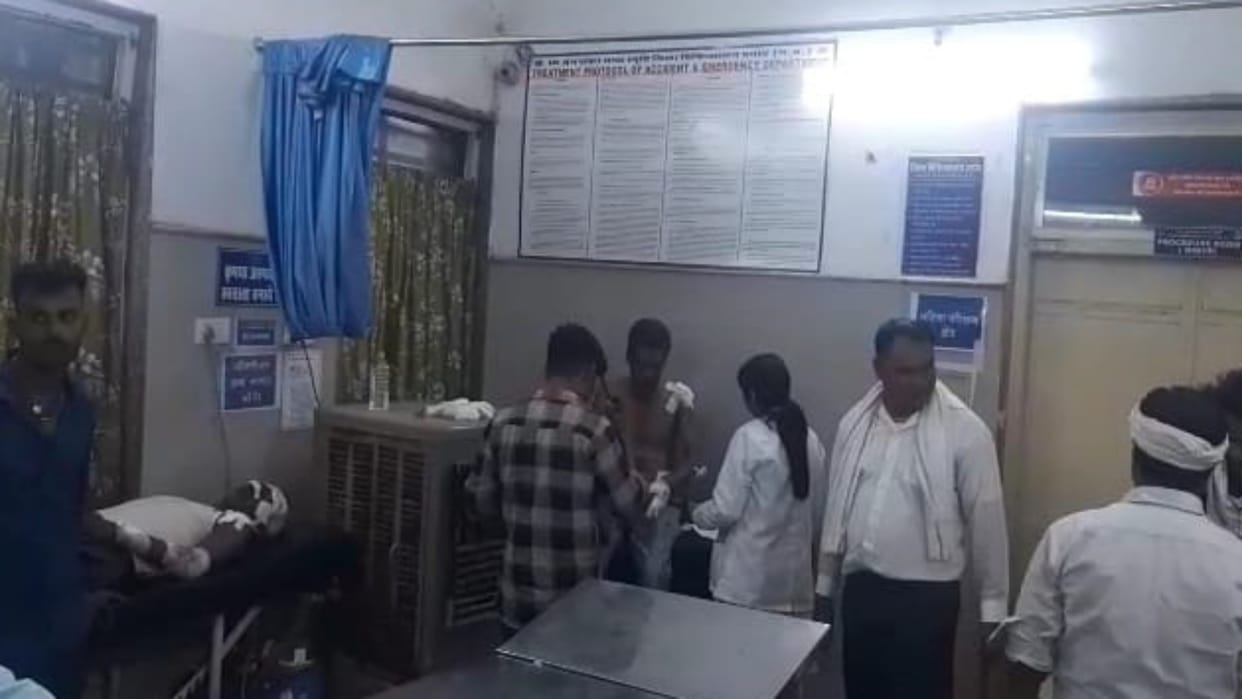 Damoh News 20 baratis injured when a pickup vehicle filled with baratis overturned