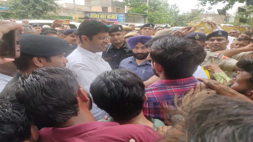 Deputy CM Dushyant Chautala reached Pilimandori village in Fatehabad, Sarpanchs and farmers showed flags