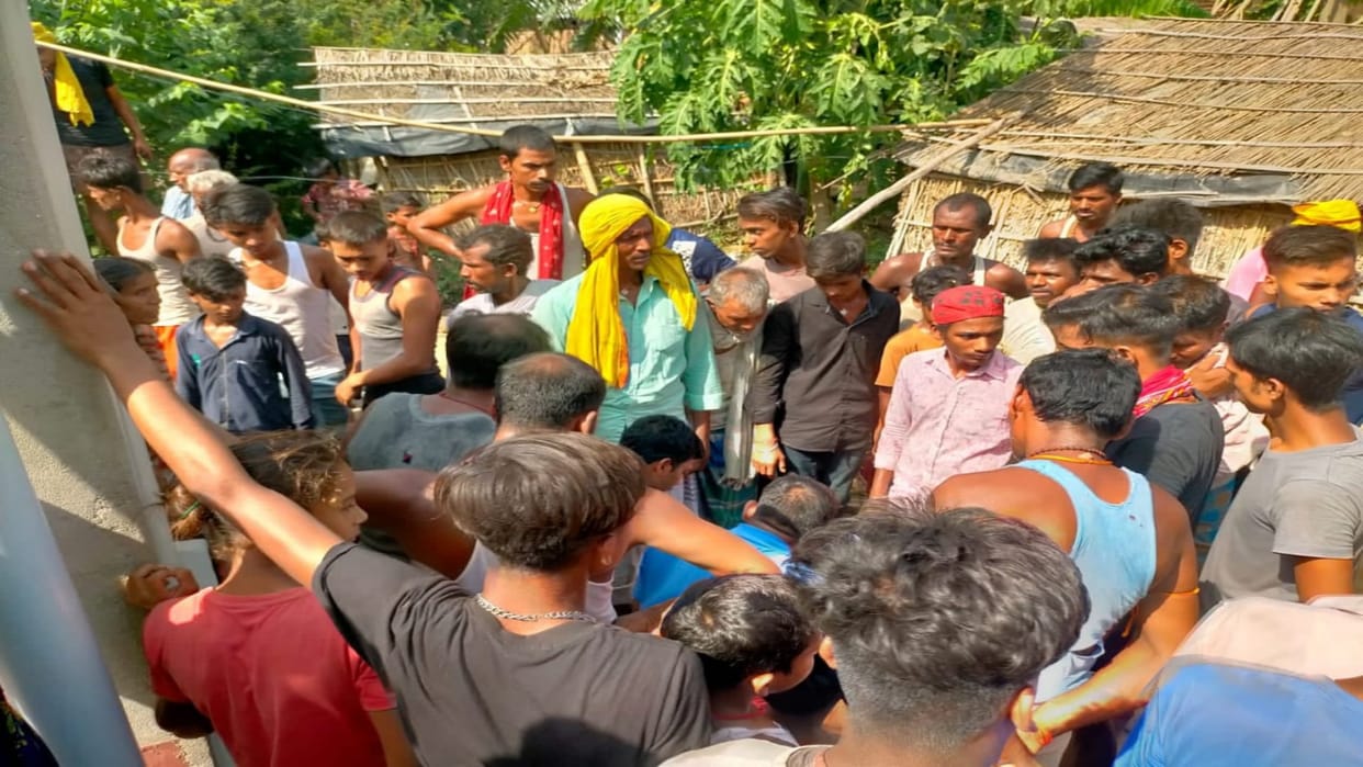 Dead body of a young man found hanging from a noose in a house in Khagaria, relatives fearing murder