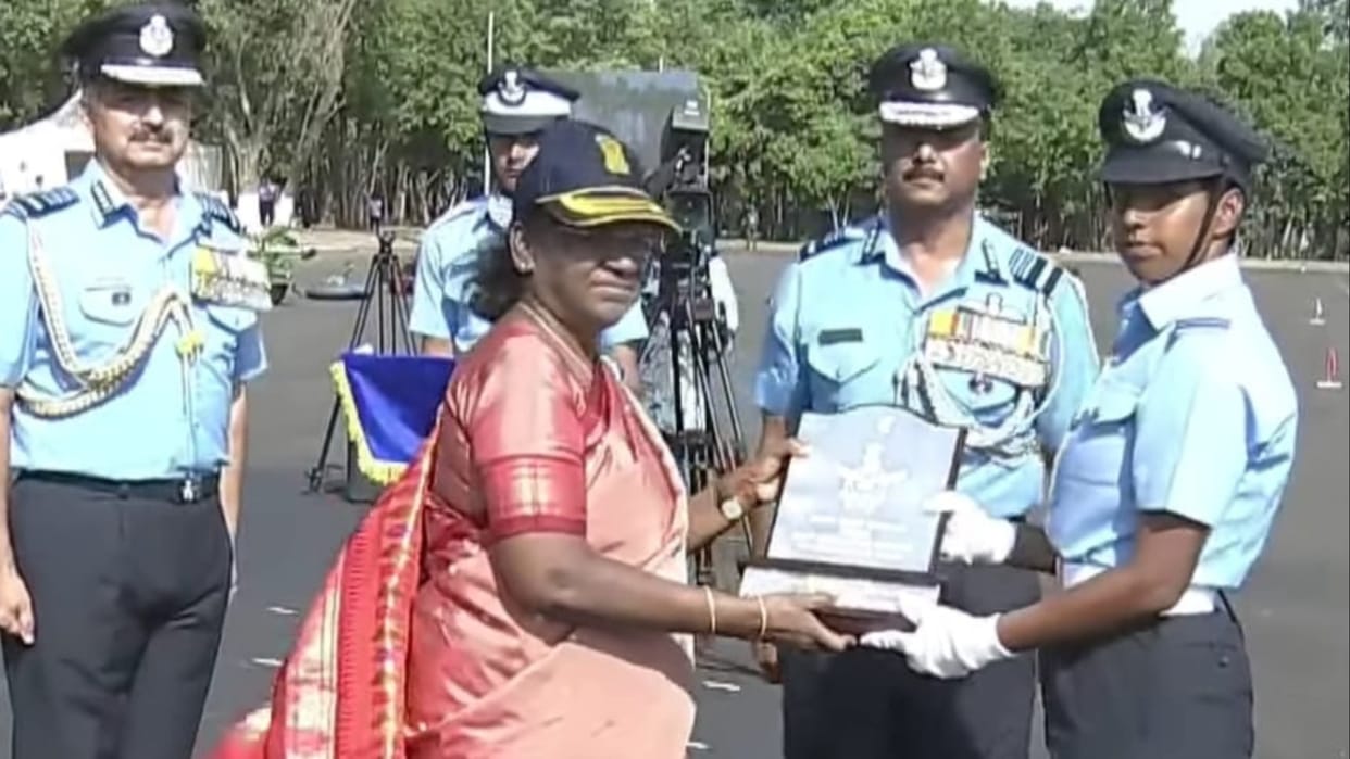 Honour for excellent performance: Flying Officer Manisha of Chhuchkwas received the award from the President
