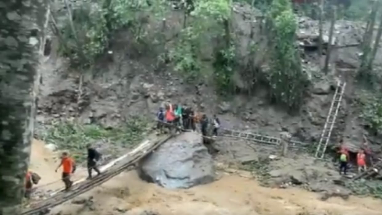 Video: Road washed away by floods in Sikkim, 2400 tourists trapped, Army made a temporary road to rescue