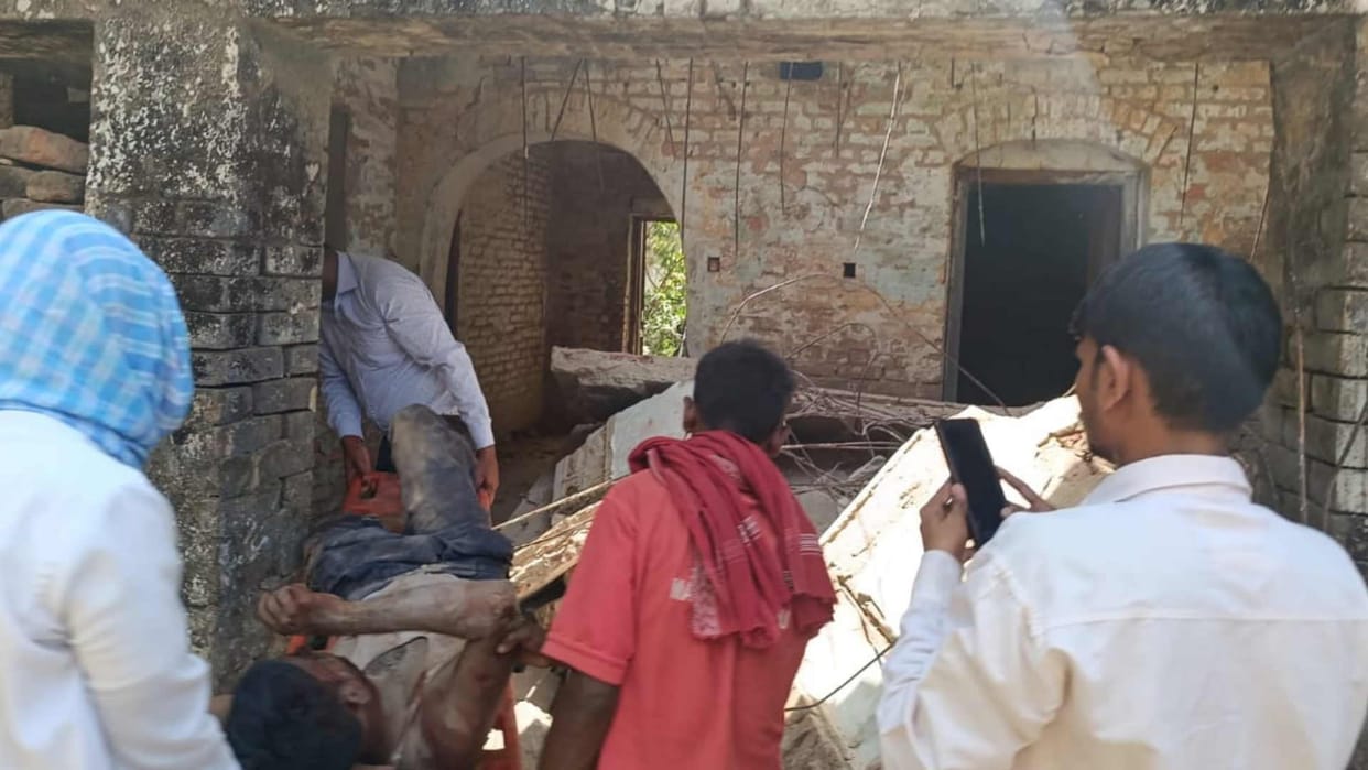 building under construction collapsed two laborers condition critical in Gorakhpur