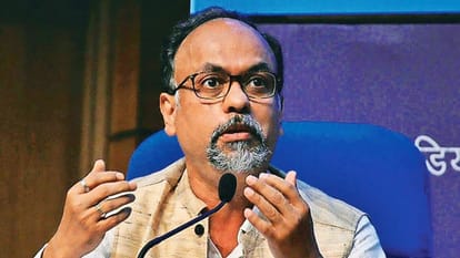 IRDAI के चेयरमैन देबाशीष पांडा।