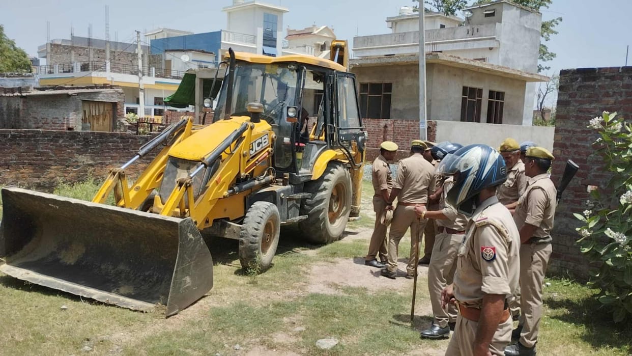 mafia vinod upadhyay 50 thousand rewarded illegal possession demolished