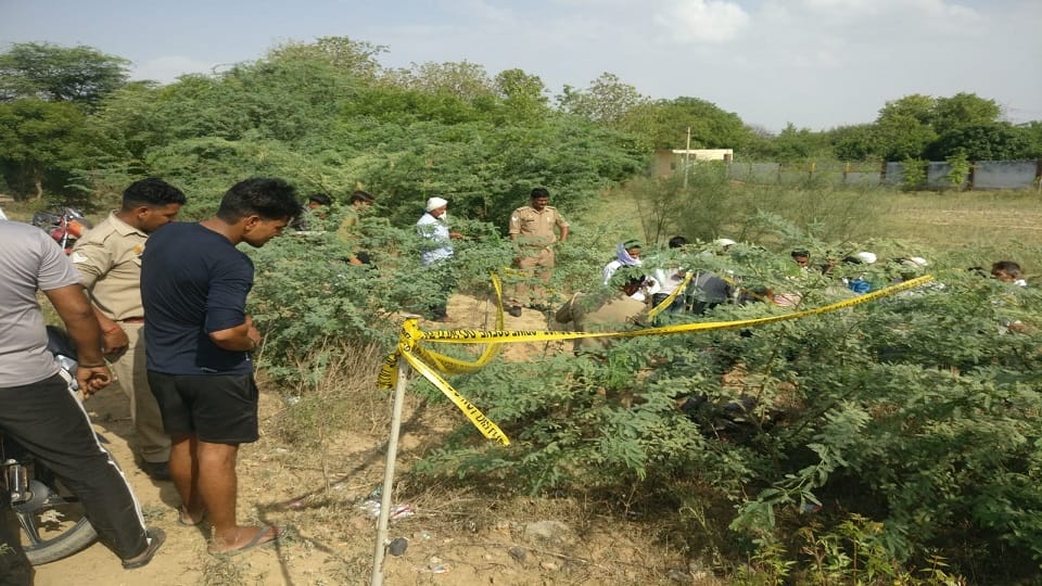 Dead body of school peon found in bushes, fingers were missing