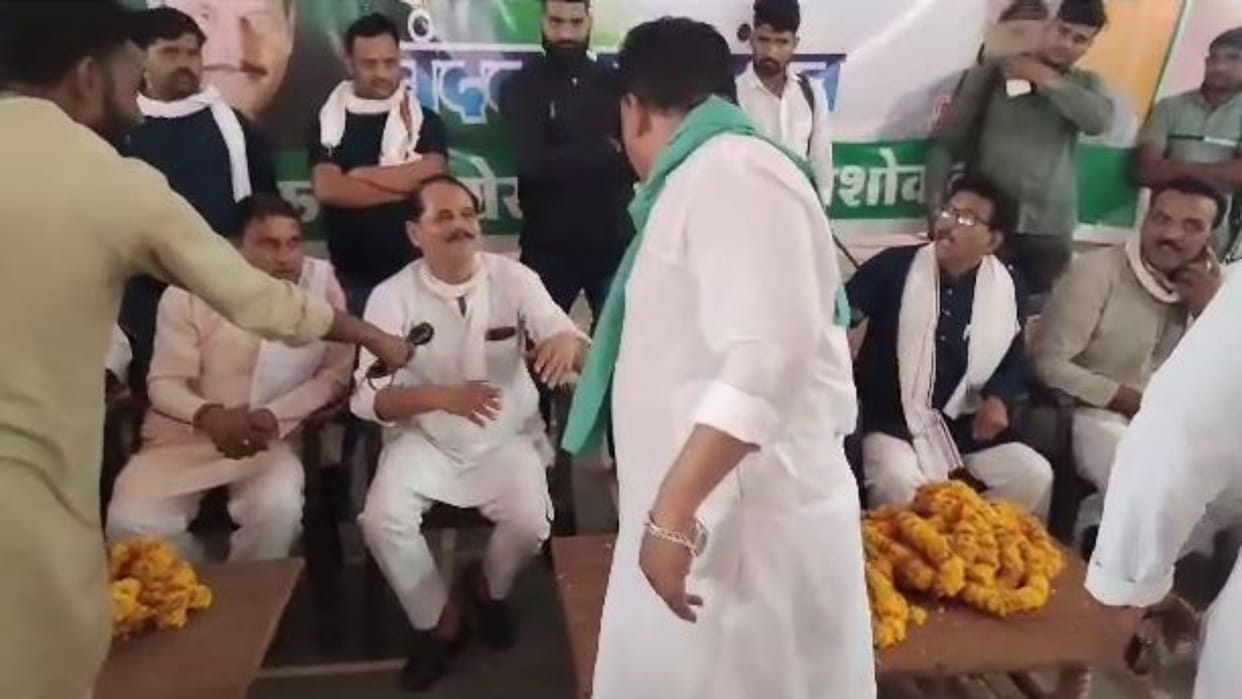 KamalNath Sandesh Yatra District Vice President snatched mike from hand of District President on stage